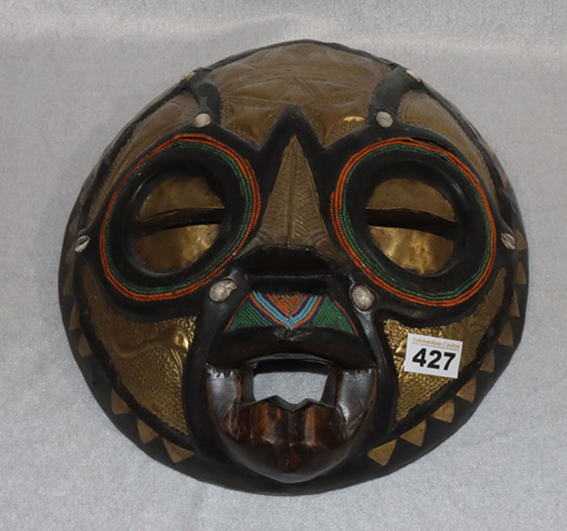 Afrikanische Bakota Maske, Benin, mit Messing und bunten Perlchen verziert, D ca. 30 cm, einige