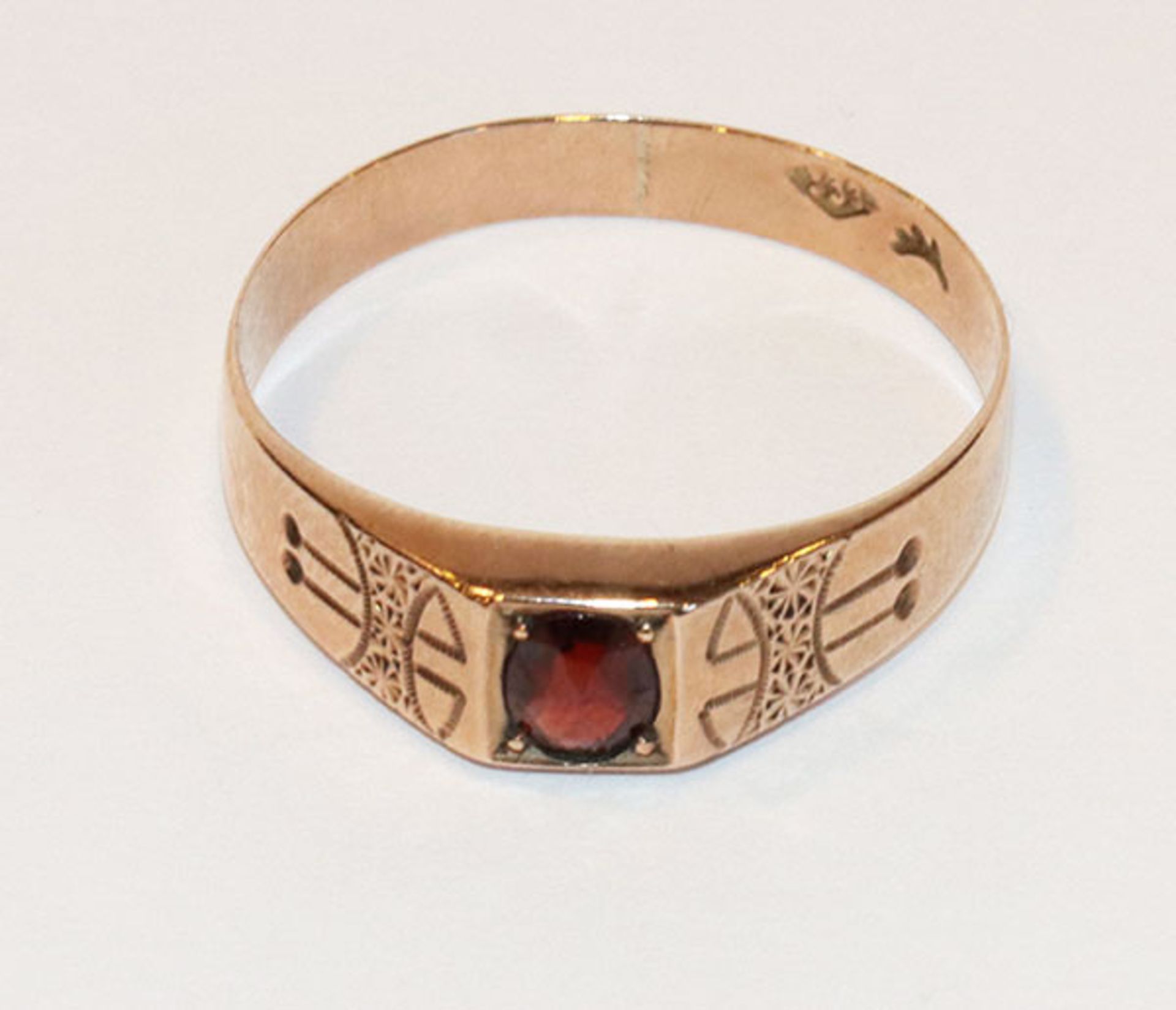 8 k Roségold Ring mit Granat, 1,6 gr., Gr. 63, ältere Handarbeit
