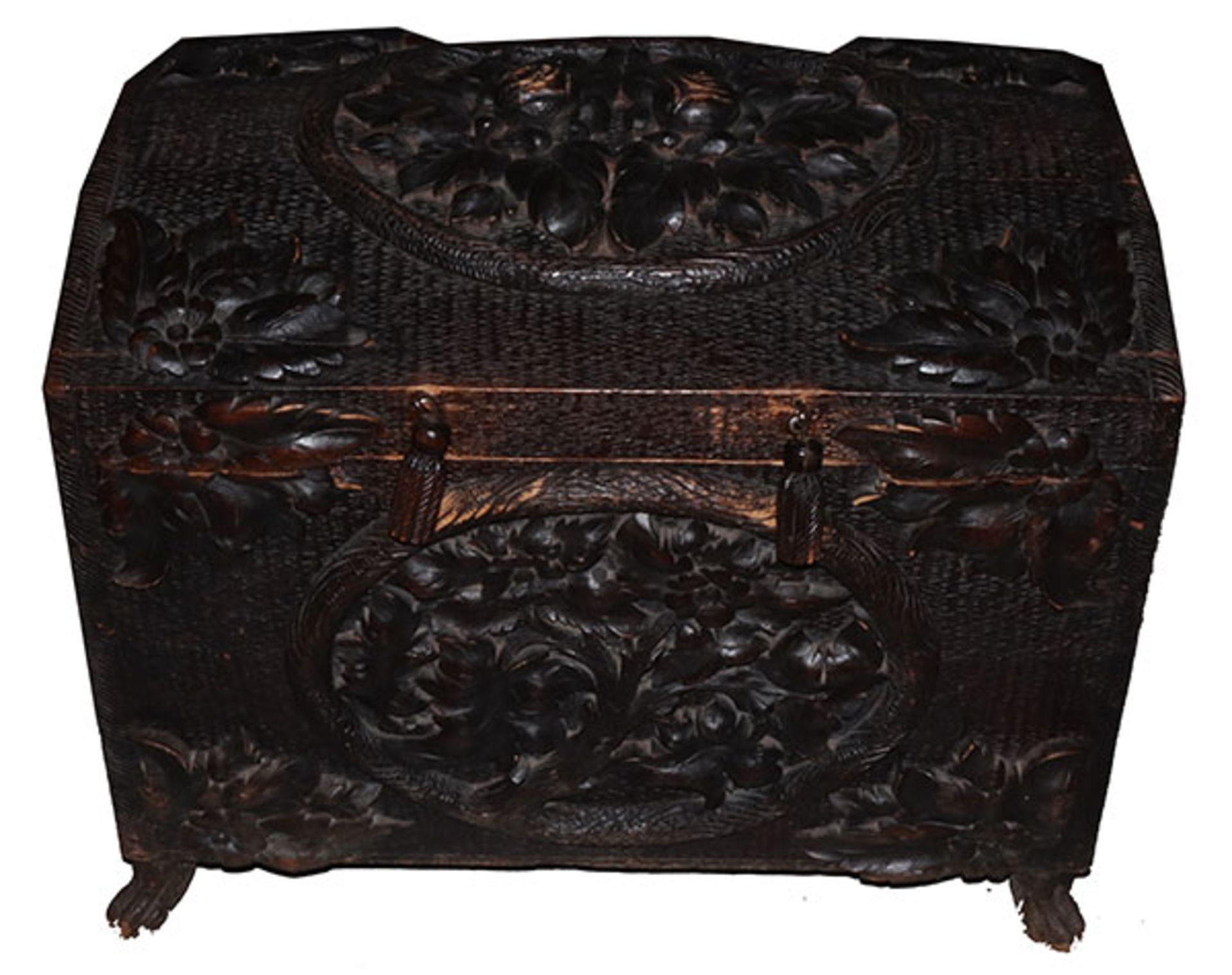 Chinesische Holztruhe mit Reliefschnitzerei, seitliche Handhaben, schwarz bemalt, teils berieben,