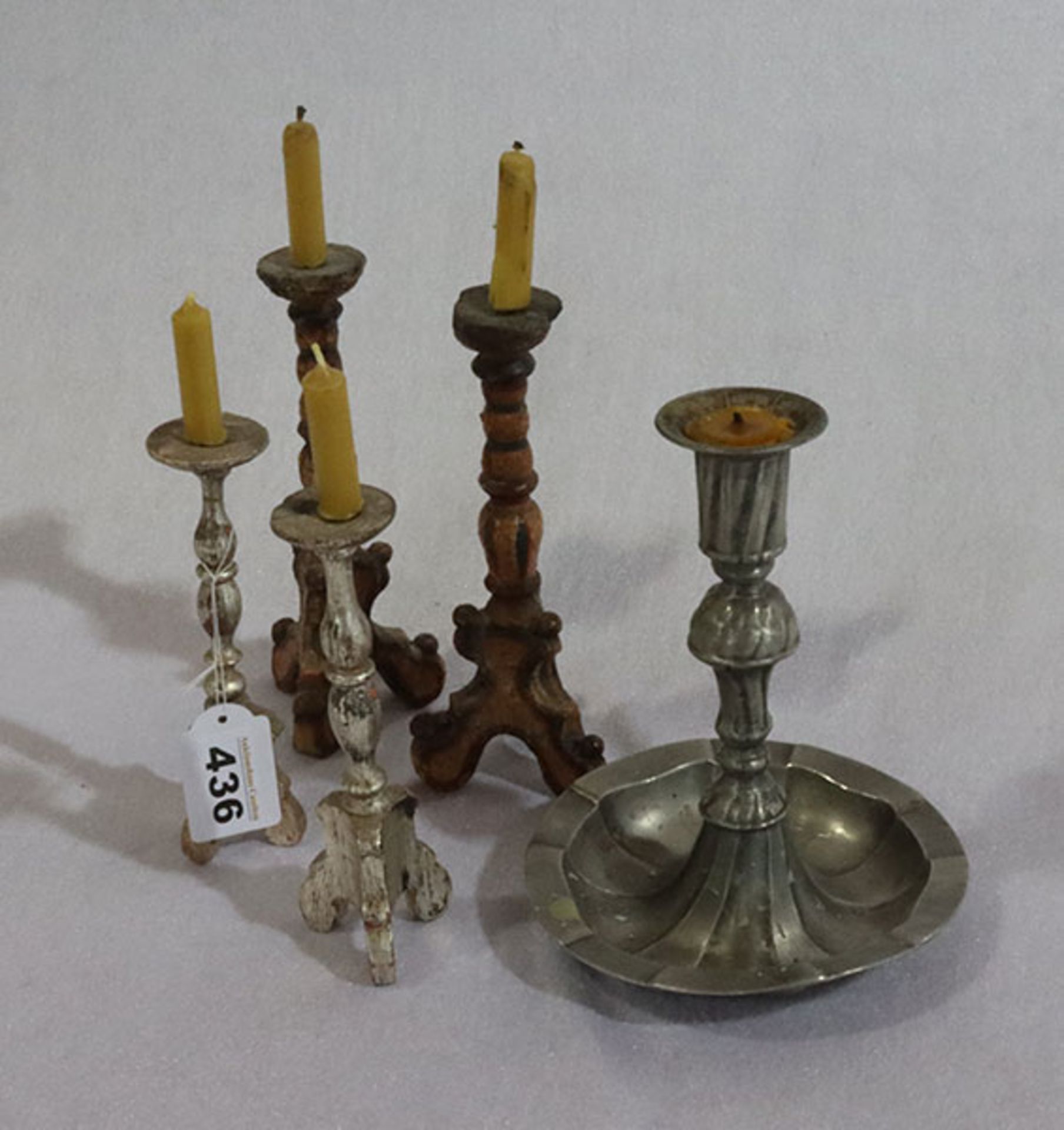 2 Paar Holz Kerzenleuchter, bemalt, H 15,5/18,5 cm, teils beschädigt, und Zinn Kerzenleuchter, H