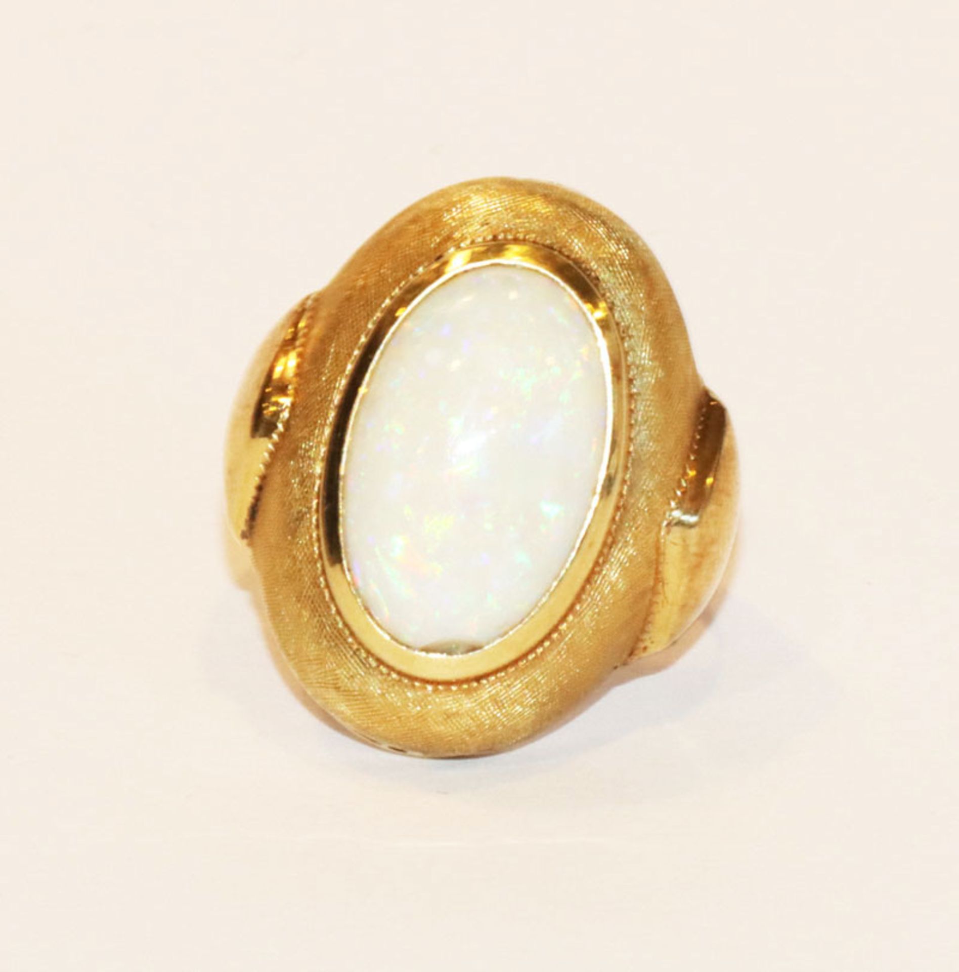 14 k Gelbgold Ring, teils mattiert, mit Opal, 6,3 gr., Gr. 54