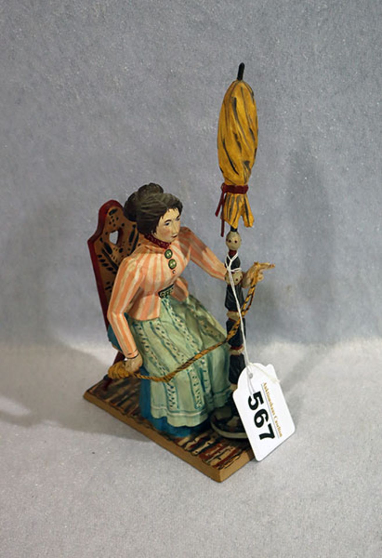 Holzfigur 'Frau beim Spinnen', farbig gefaßt, H 20 cm