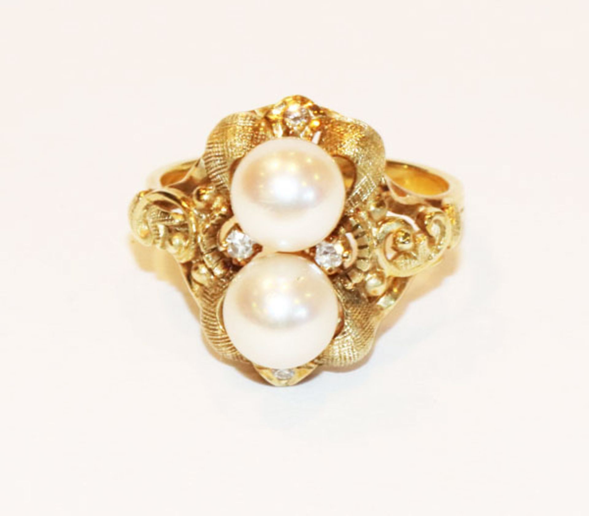 14 k Gelbgold Ring mit 2 Perlen und 4 Brillanten, fein reliefiert und teils mattiert, 5,7 gr., Gr.