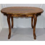 Ovaler Holztisch auf geschwungenen Beinen, Intarsiendekor, Tischplatte beschädigt, Risse und