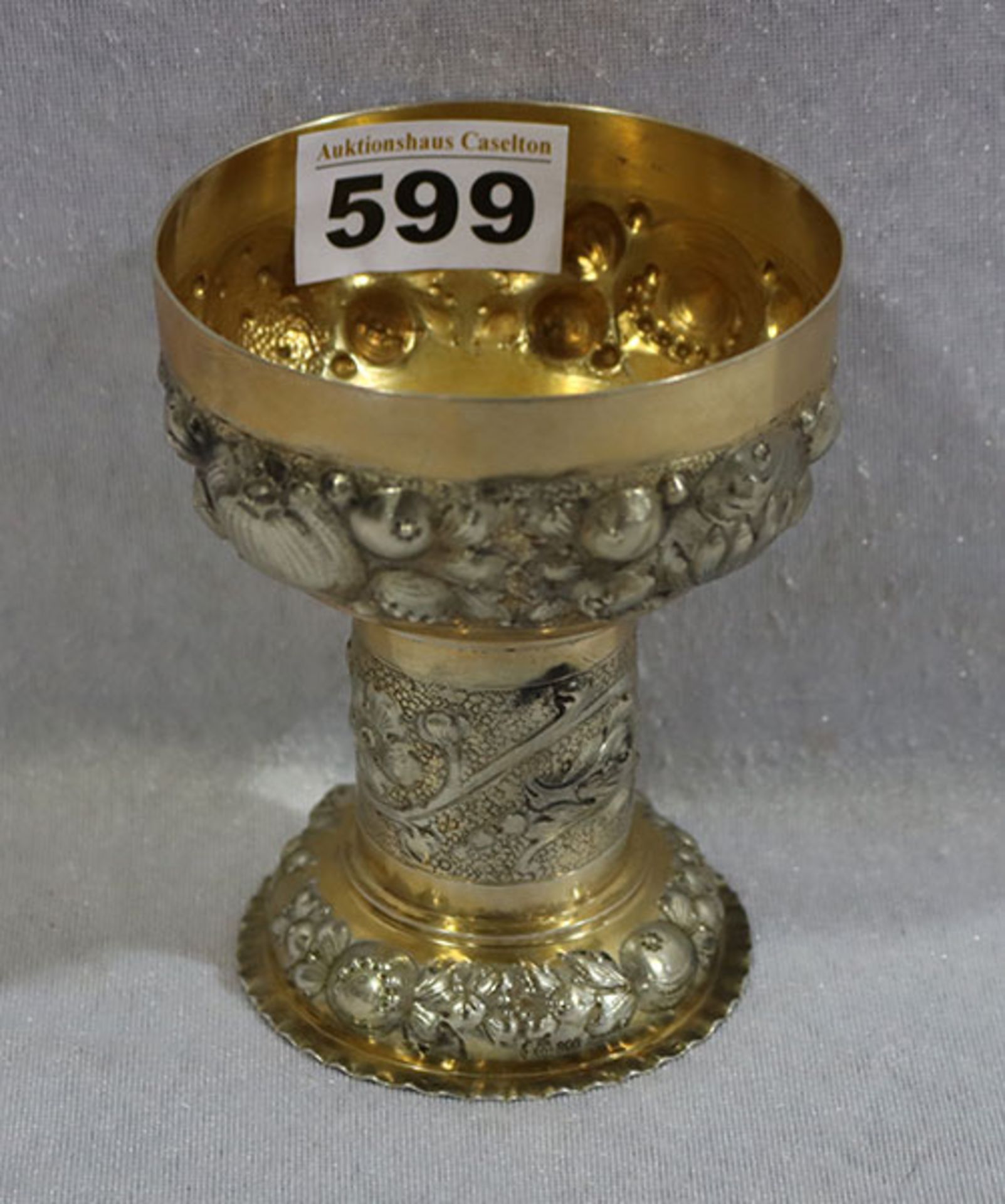 Fußbecher mit reliefiertem Früchtedekor, 800 Silber mit Vergoldung, 144 gr., H 11 cvm, D 8,5 cm