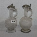 2 Glas Henkelkanne mit Zinndeckel, eine graviert, 19. Jahrhundert, H 25 cm, Alters- und