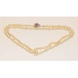 Perlenkette, Perlen in zweierlei Größen abwechselnd gefädelt, 18 k Weißgold geprüfte Schließe, mit