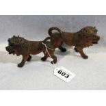 2 Holz Tierfiguren 'Löwen', gebeizt, H ca. 8/8,5 cm, leicht bestossen