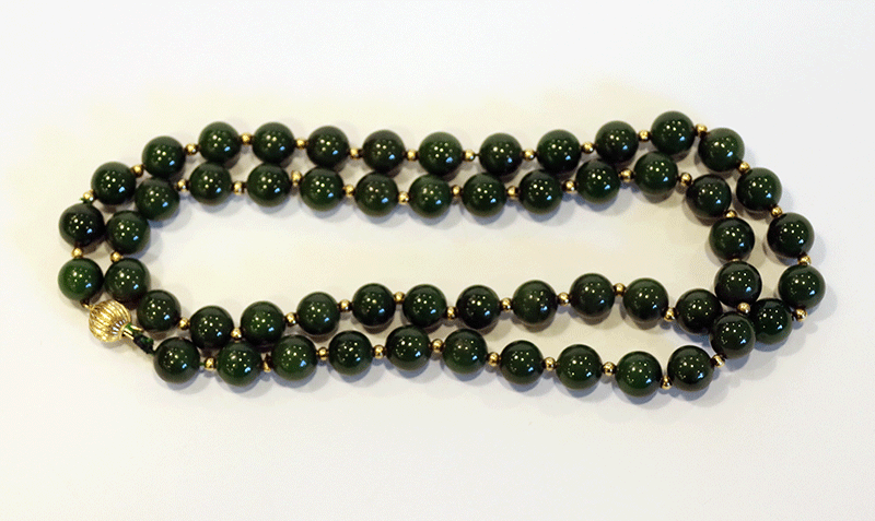 Jade-Kugelkette mit 14 k Gelbgold Schließe und Zwischenkugeln, L 64 cm