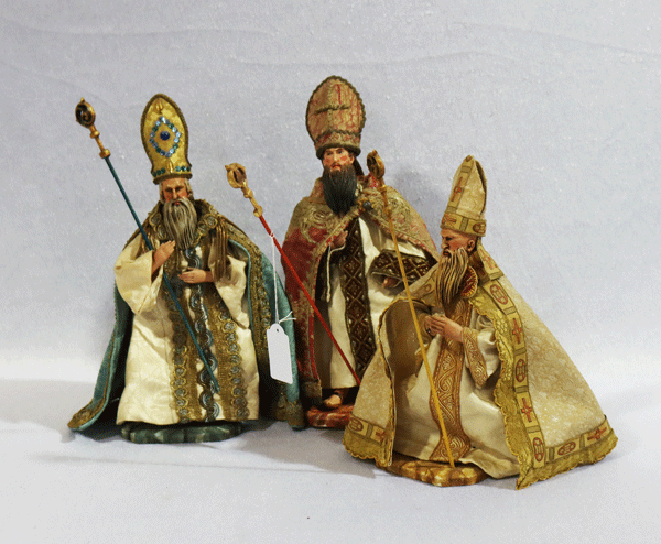 3 schön bekleidete Figuren 'Bischöfe', sehr schöne Handarbeit, H 29/30 cm, Altersspuren