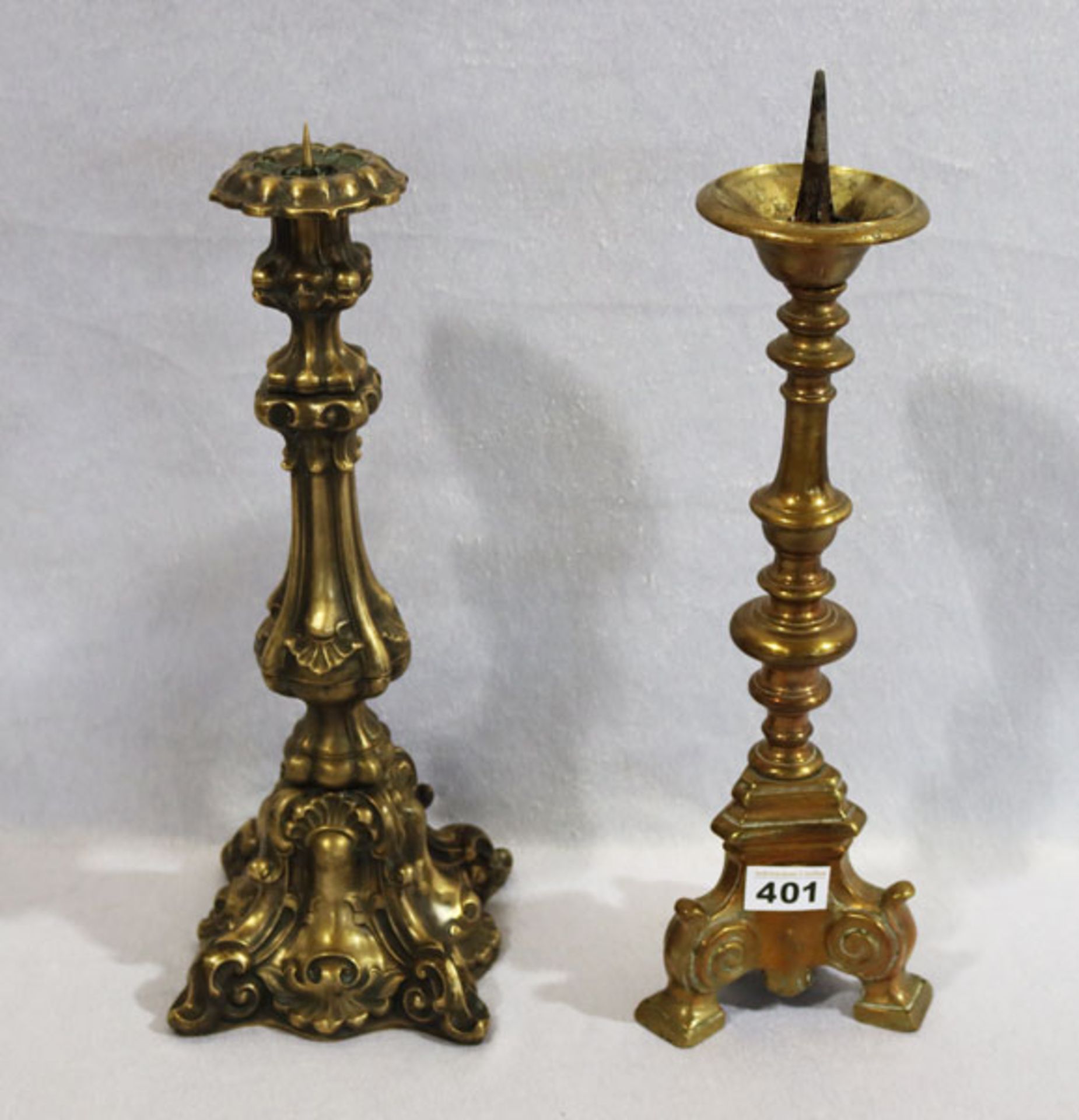Bronze Kerzenleuchter, H 45 cm, und Messing Kerzenleuchter mit Reliefdekor, patiniert, H 42 cm,
