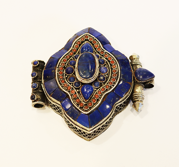 Silber, geprüft, Anhänger/Dose mit Lapislazuli und Karneol verziert, 97 gr., 8 cm x 7,5 cm