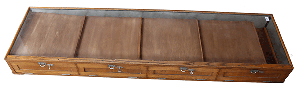 Tisch/Verkaufs-Vitrine, Korpus mit 4 Schüben, verglast, L 180 cm, B 49 cm, T 17 cm, Alters- und