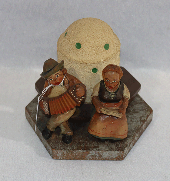 Oberammergauer Schnitzerei mit Spieluhr, 'Musizierendes Paar am Kachelofen sitzend', gefaßt, H 15