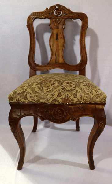 Stuhl auf geschwungenen Beinen, teils beschnitzt, 19. Jahrhundert, Sitz gepolstert und floral