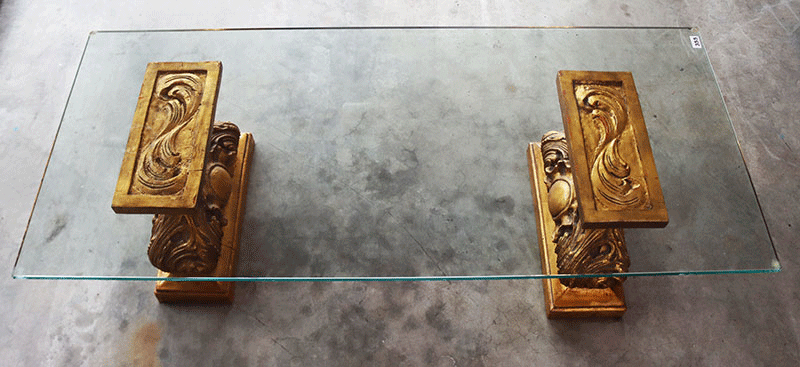 Glas Couchtisch, 2 dekorative, goldfarbene Holz Tischbeine mit Glasplatte, H 41 cm, L 105 cm, B 65