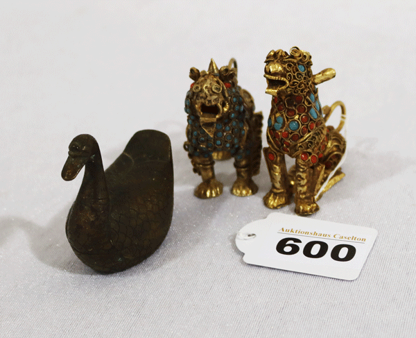 2 asiatische Fuh-Hunde, fein verziert, H 5,5/6,5 cm, und kleine Metall Ente, aufklappbar, H 5,5 cm