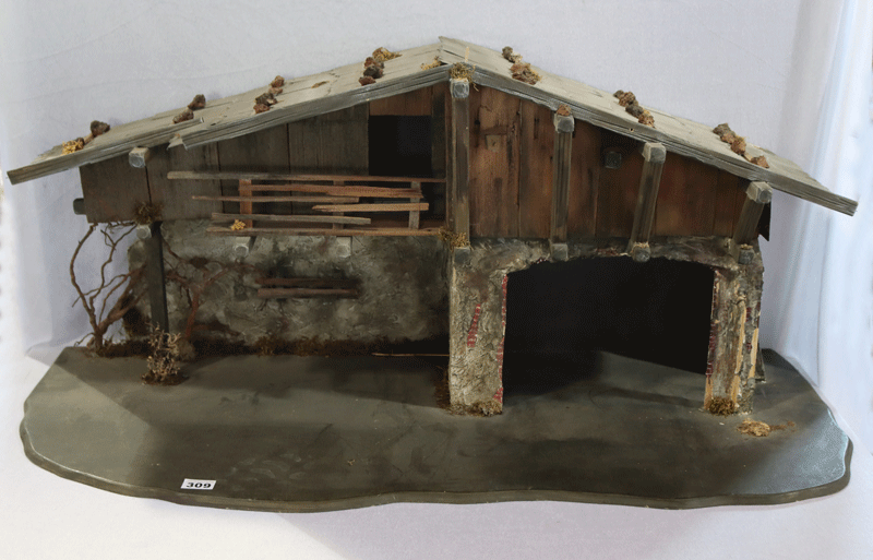 Krippenstall mit Schindeldach, auf Holzplatte montiert, H 48 cm, B 111 cm, T 46 cm, teils