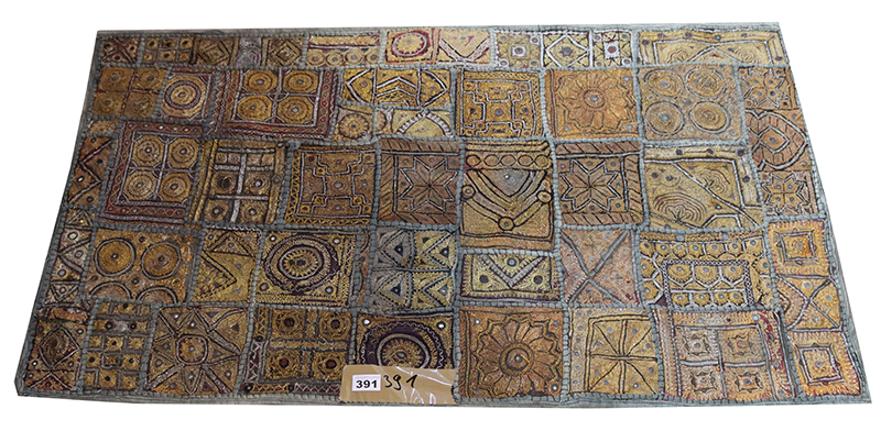 Asiatische Decke mit Gold- und Silberfaden-Stickerei, 114 cm x 64 cm, teils beschädigt