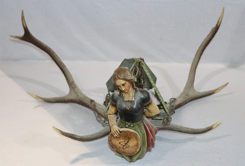 Lüsterweiberl Lampe, Hirschhorn mit Holzfigur 'Mädchen in Dirndel', L ca. 46 cm, Funktion nicht