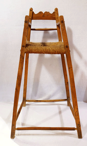 Holz Kinderhochstuhl mit geflochtenem Sitz, H 98 cm, Sitz B 27 cm, T 35 cm, Alters- und