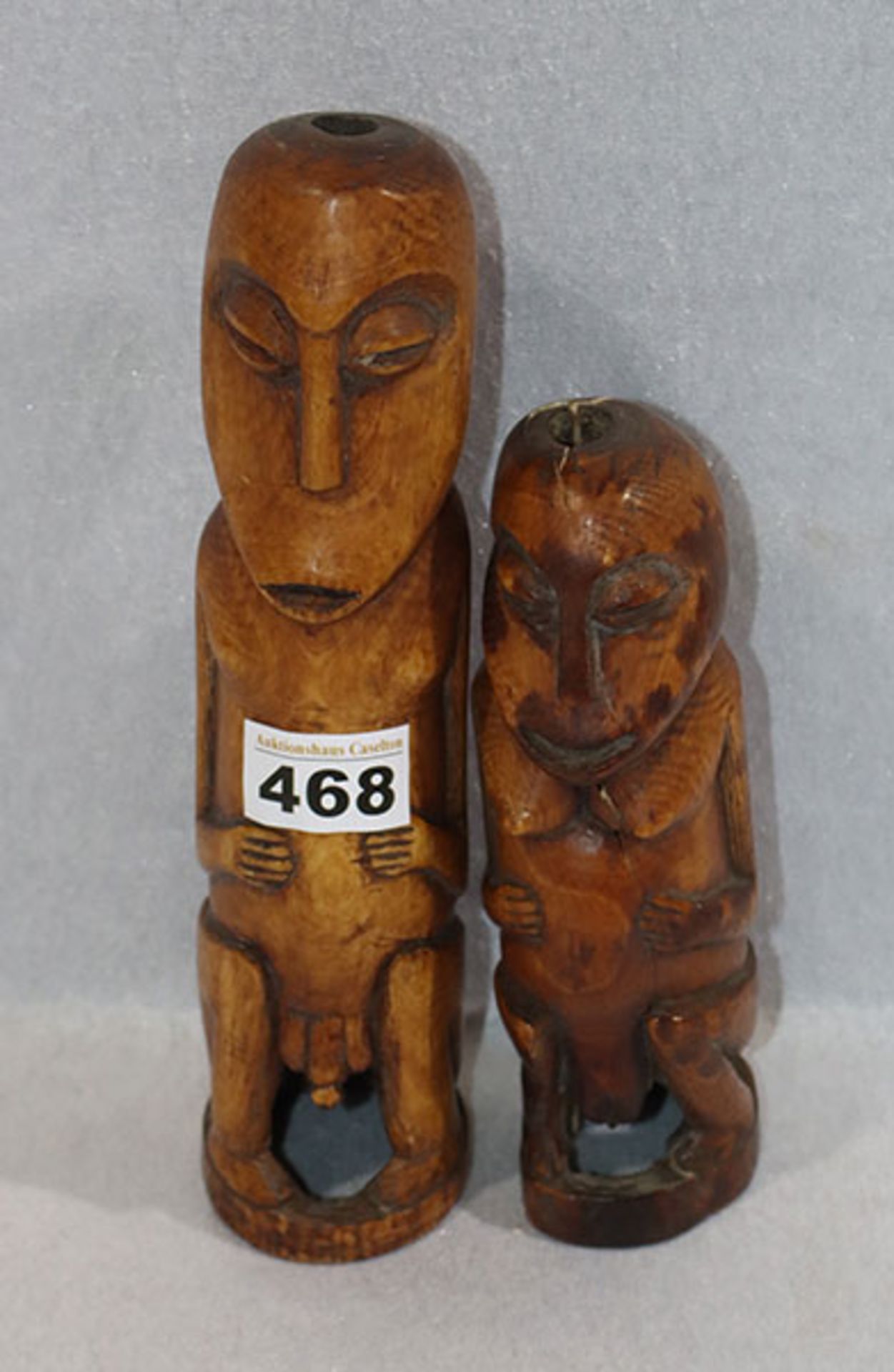 2 Holzfiguren, afrikanisch ?, H 18/25 cm, teils beschädigt, Altersspuren