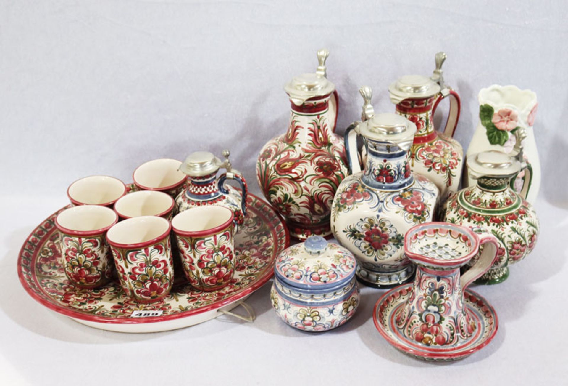 Keramik-Konvolut: 5 Henkelkrüge mit Zinndeckel, Teller, 6 Becher, Vase, Deckeldose und