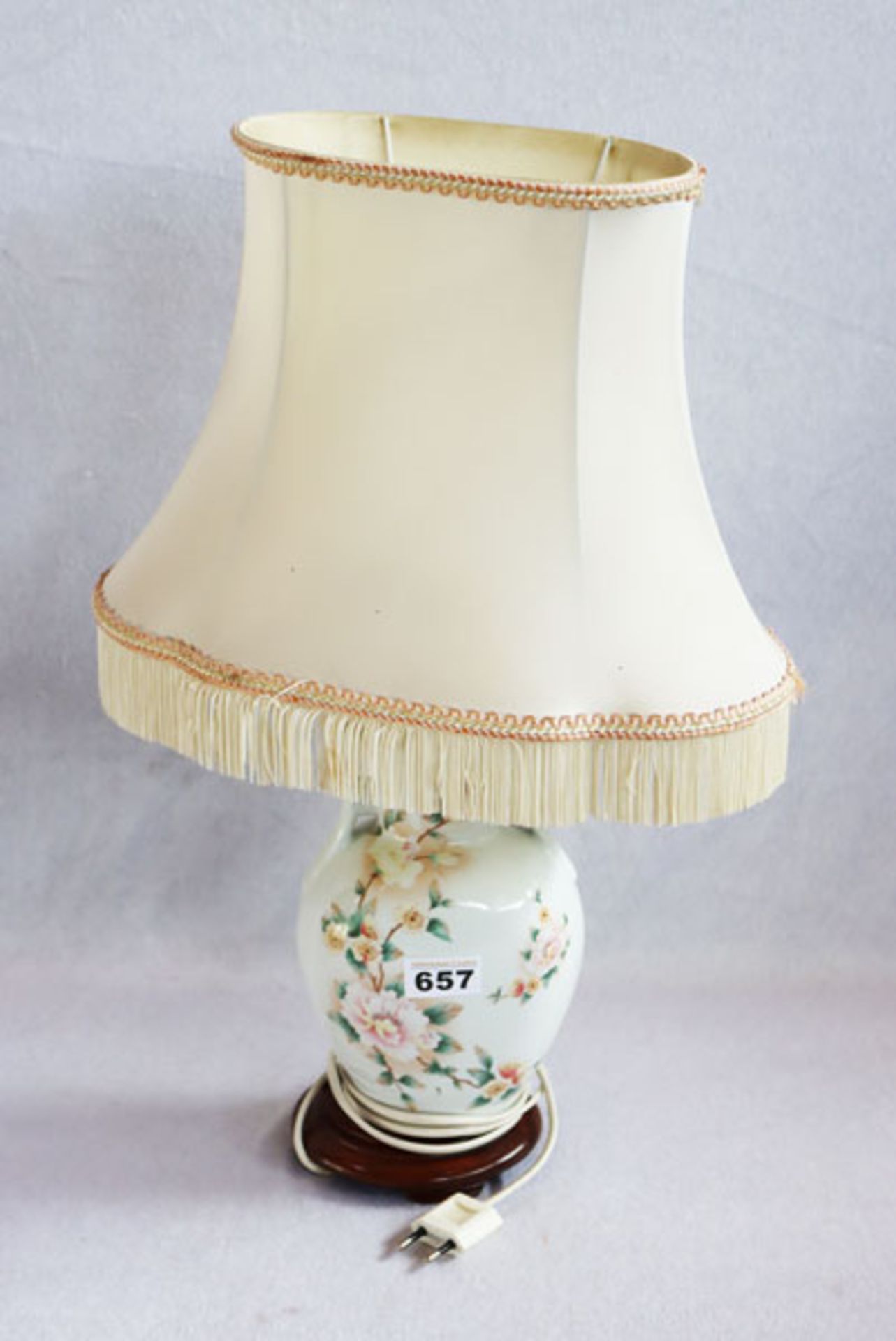 Tischlampe, Porzellan Lampenfuß mit Blumendekor und beigen Stoffschirm, H 54 cm, B 34 cm,