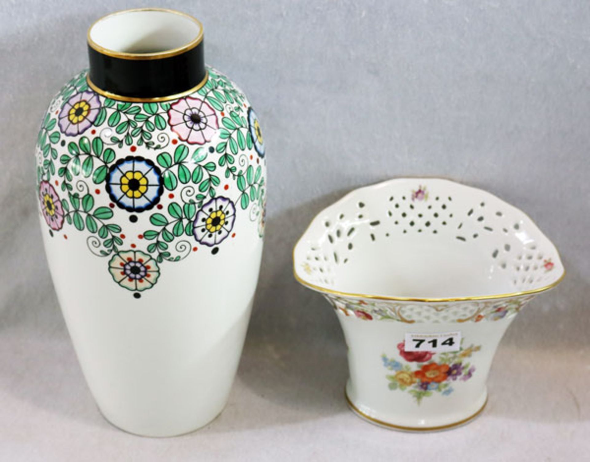 Porzellan Vase mit Blumendekor, gemarkt Müller, Selb, H 31 cm, und Schumann Porzellan Vase mit