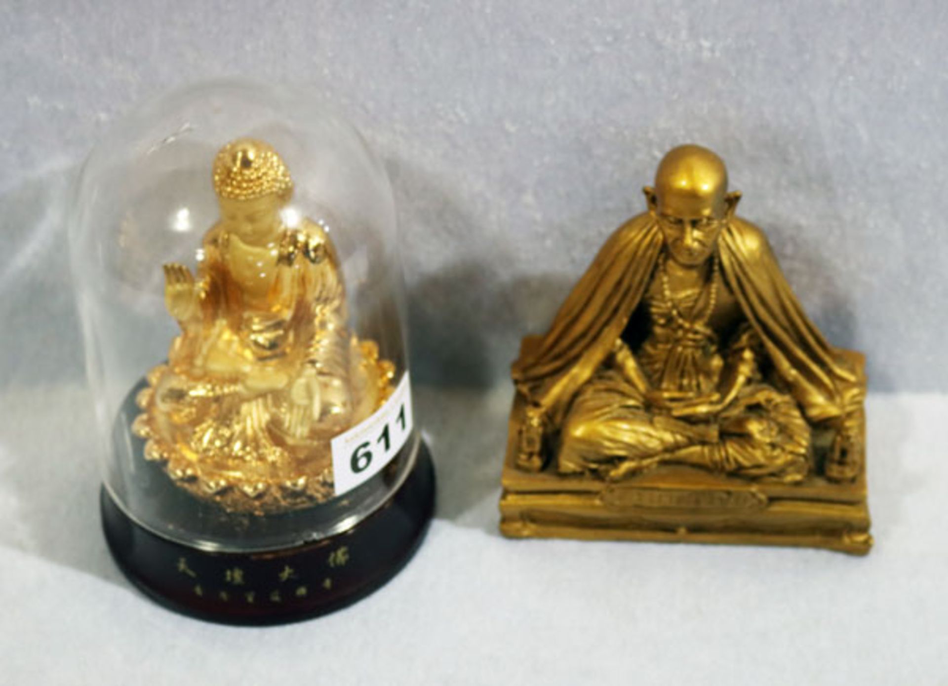 2 Figuren 'Sitzender Buddha', einer auf Holzsockel mit Kunststoffdom, H 13/15,5 cm