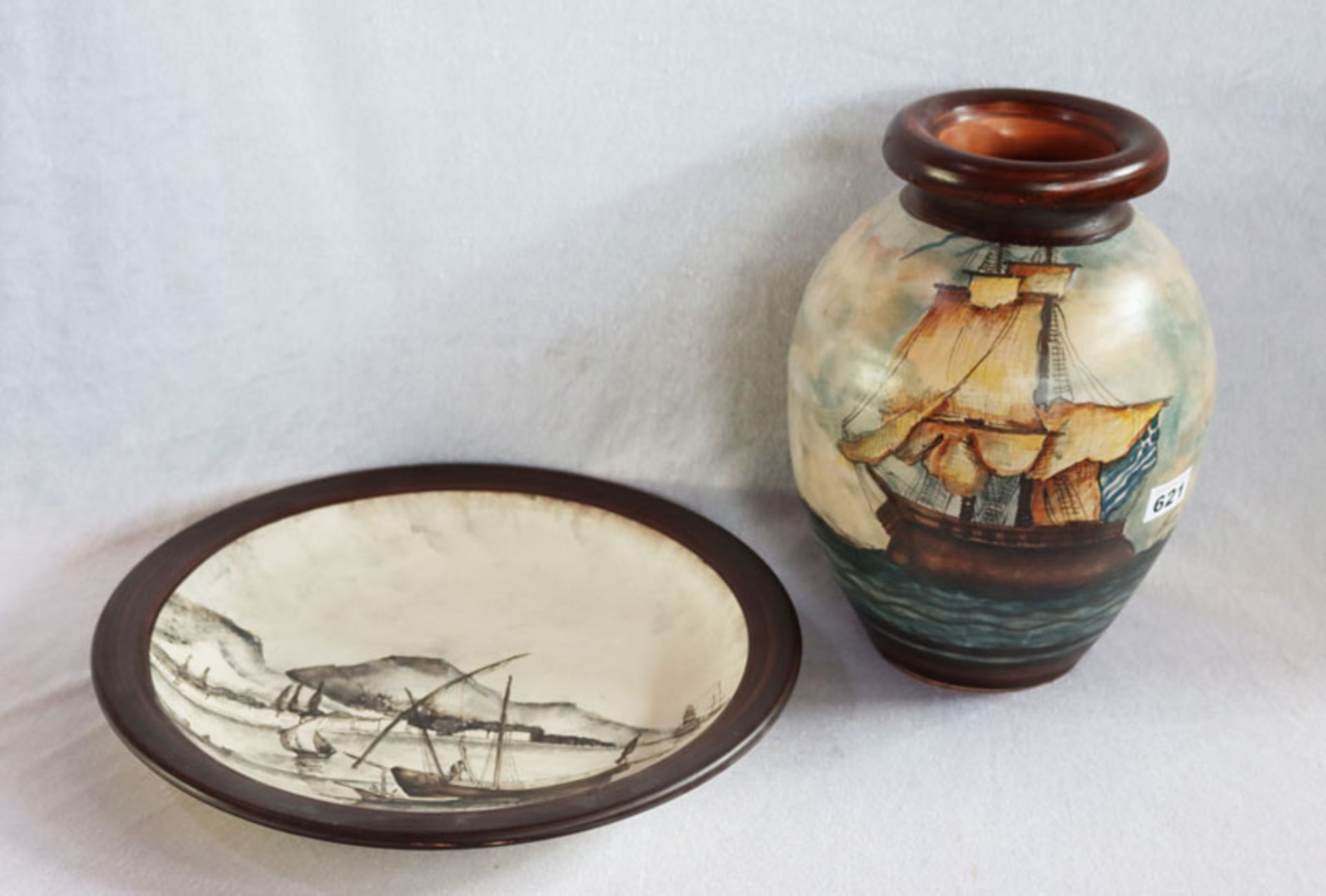 Keramik Wandteller 'Küsten-Szenerie mit Botten', D 37 cm, und Vase mit Segelschiff-Dekor, H 31 cm