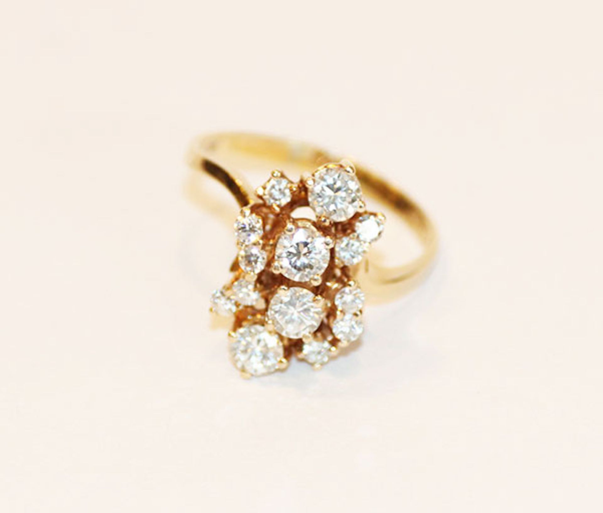 14 k Gelbgold Ring mit 14 Diamanten, zus. 1,05 ct., Gr. 53, 3,44 gr.