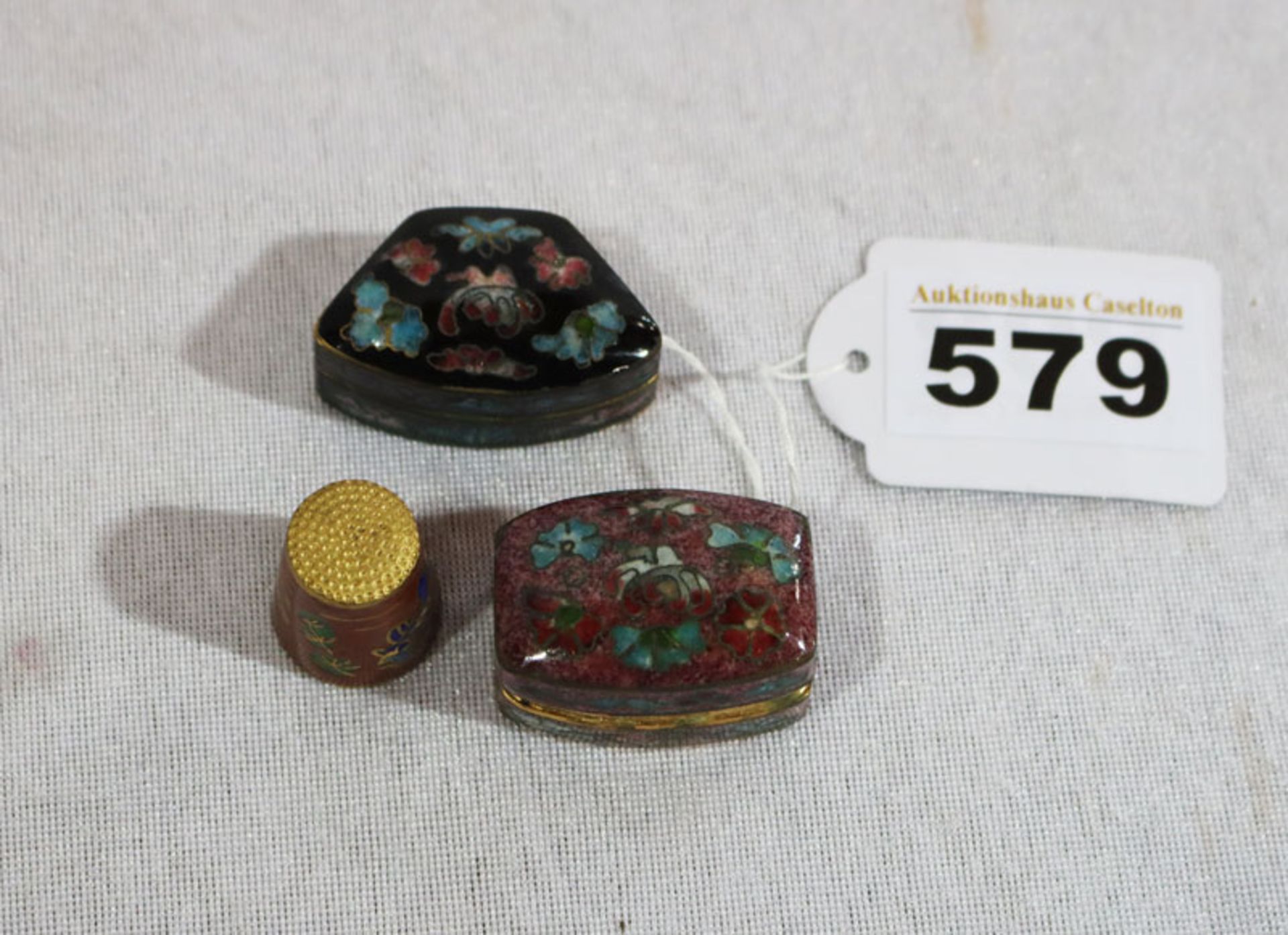 Cloisonné Konvolut: 2 kleine Döschen und ein Fingerhut, Gebrauchsspuren