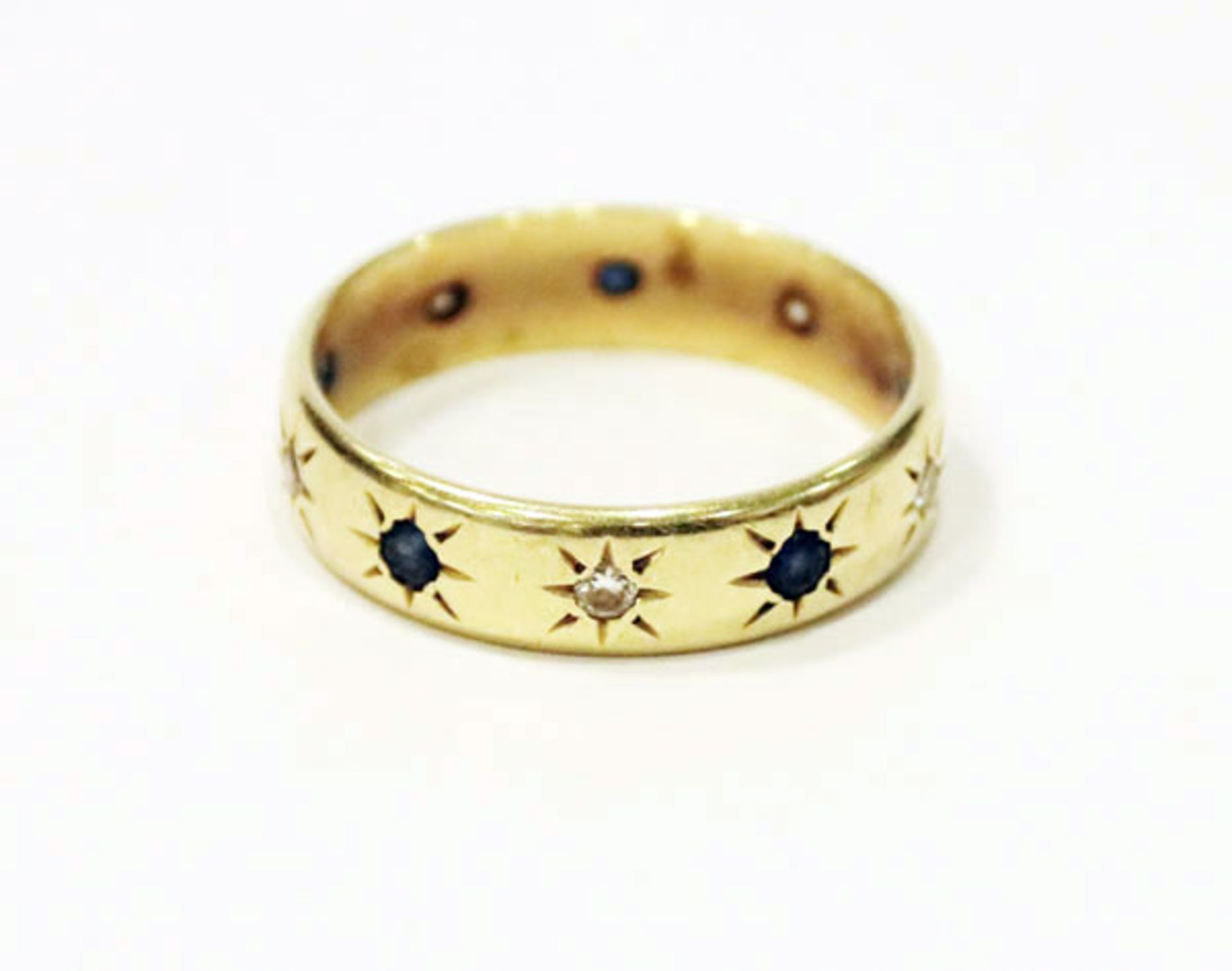 14 k Gelbgold Ring mit 5 Diamanten und 5 Safiren in sternförmiger Gravur gefaßt, 5,85 gr., Gr. 65