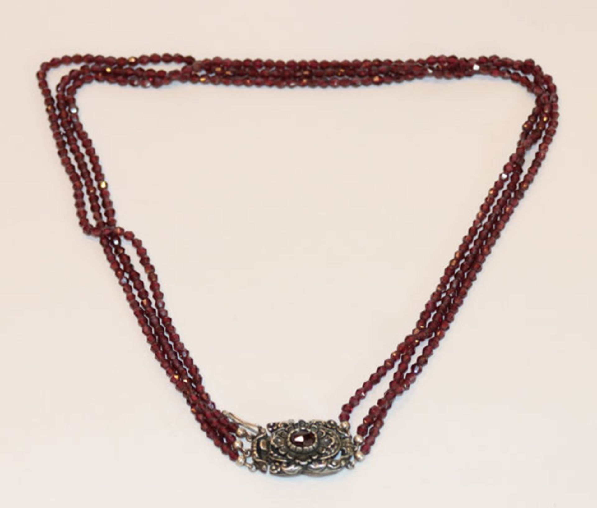 Granat-Kette, 3-reihig mit Silberschließe, L 44 cm
