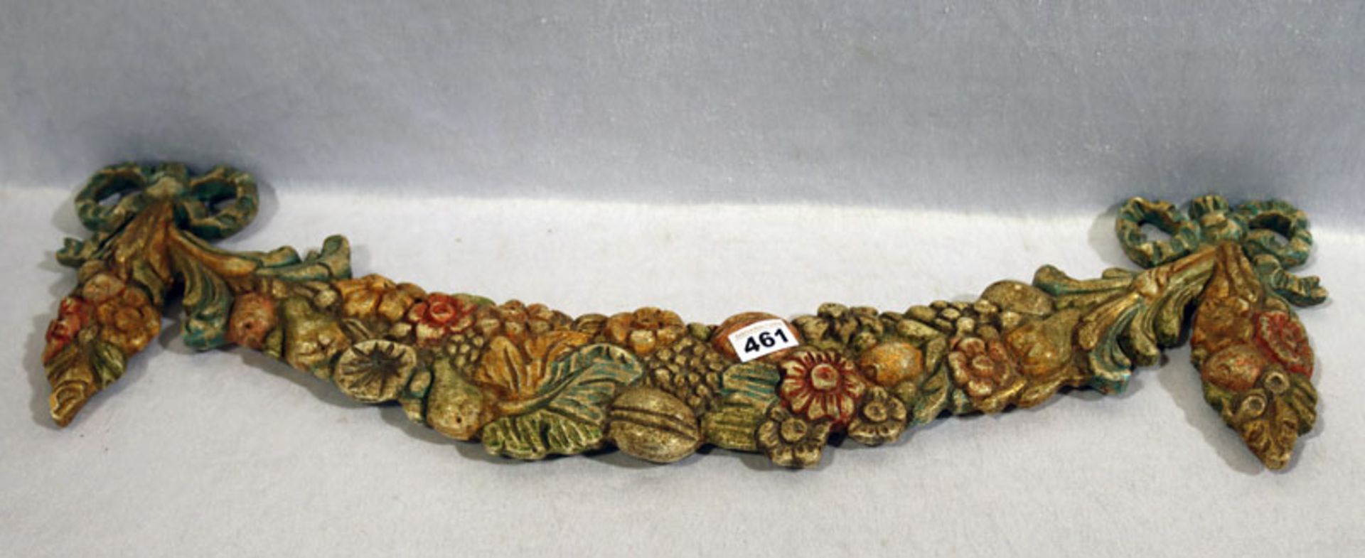 Holz Reliefbogen mit Blumen- und Früchte-Dekor, gefaßt, L 83 cm, H 22 cm, teils berieben