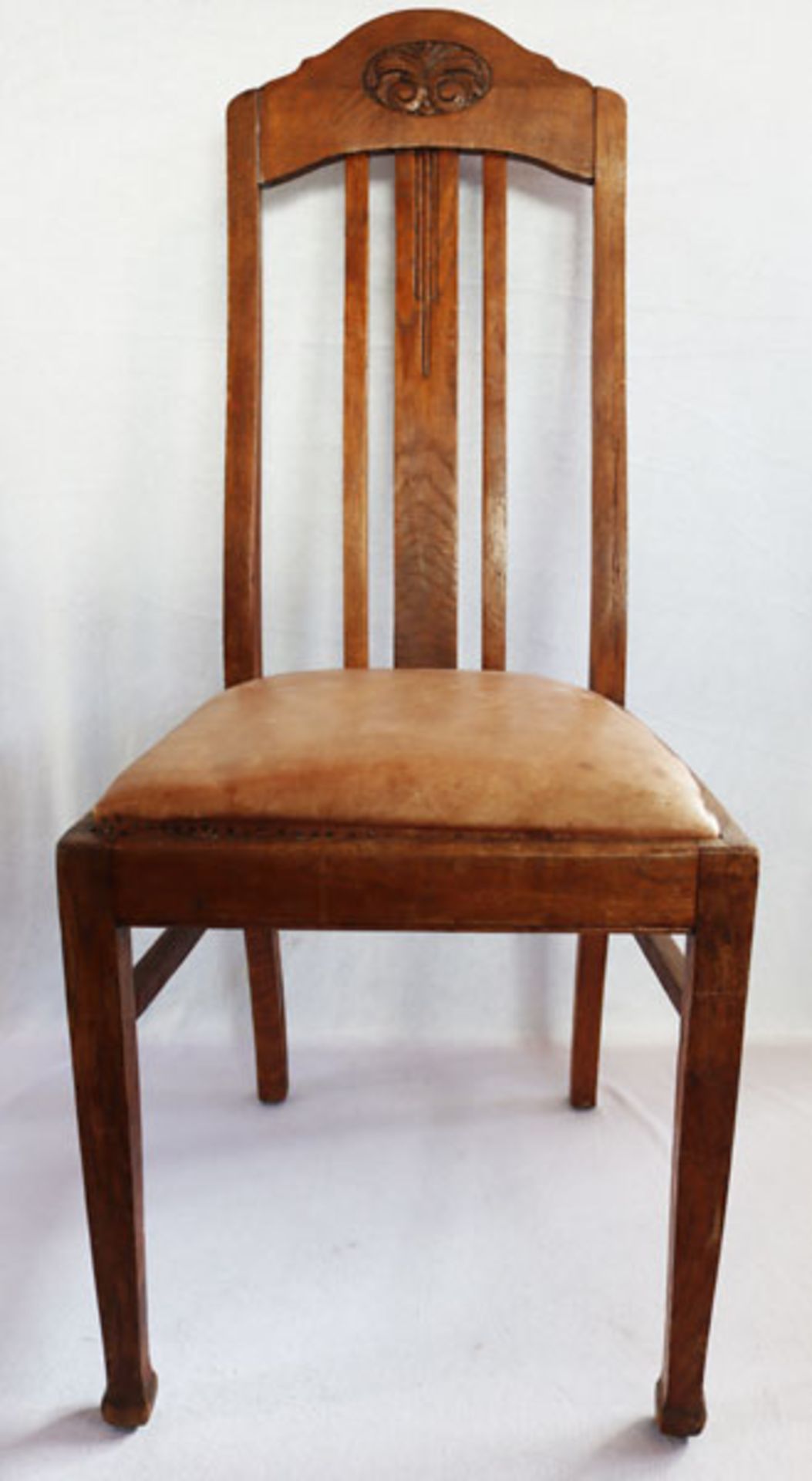 4 Holzstühle, Lehne mit geschnitztem Medaillon, Sitze gepolstert und mit braunem Leder bezogen,