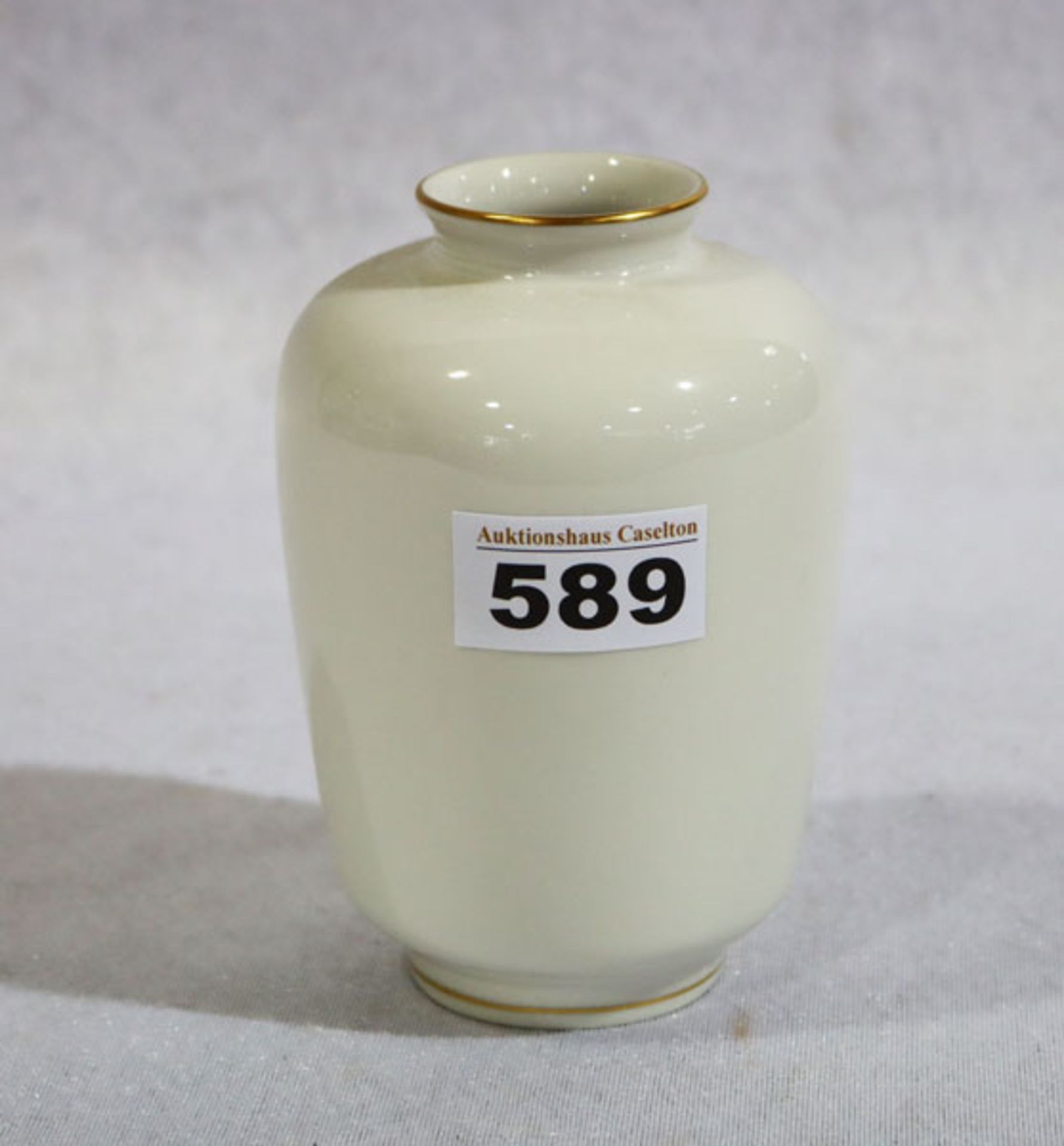 KPM Vase, weiß glasiert mit Goldrand, H 14 cm, Zepter- und Manufakturmarke