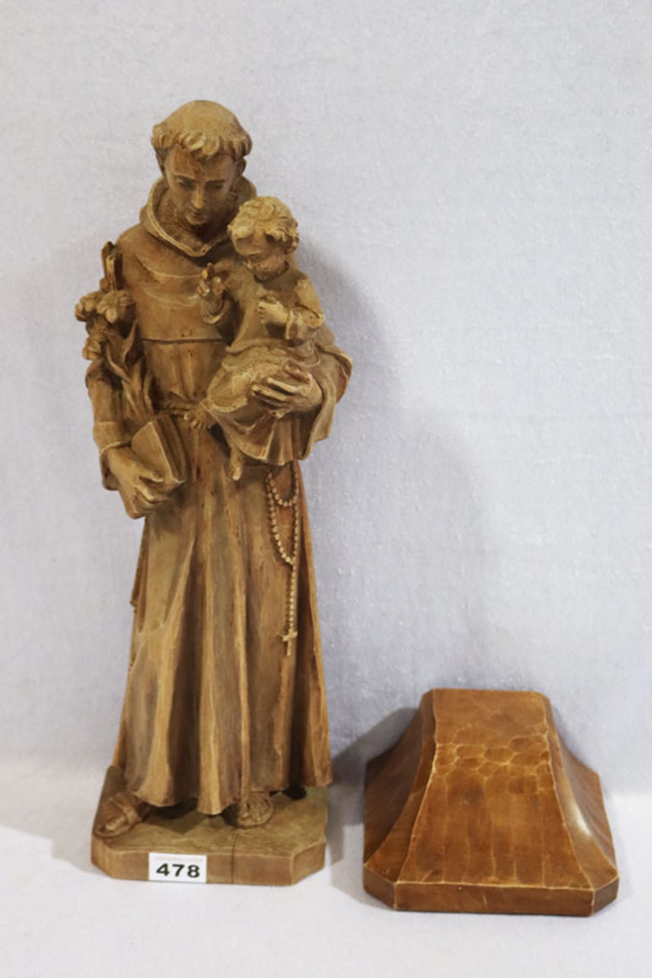 Holz Figurenskulptur 'Heiliger Antonius', gebeizt, teils beschädigt, H 52 cm, sowie Wandsockel, H 11