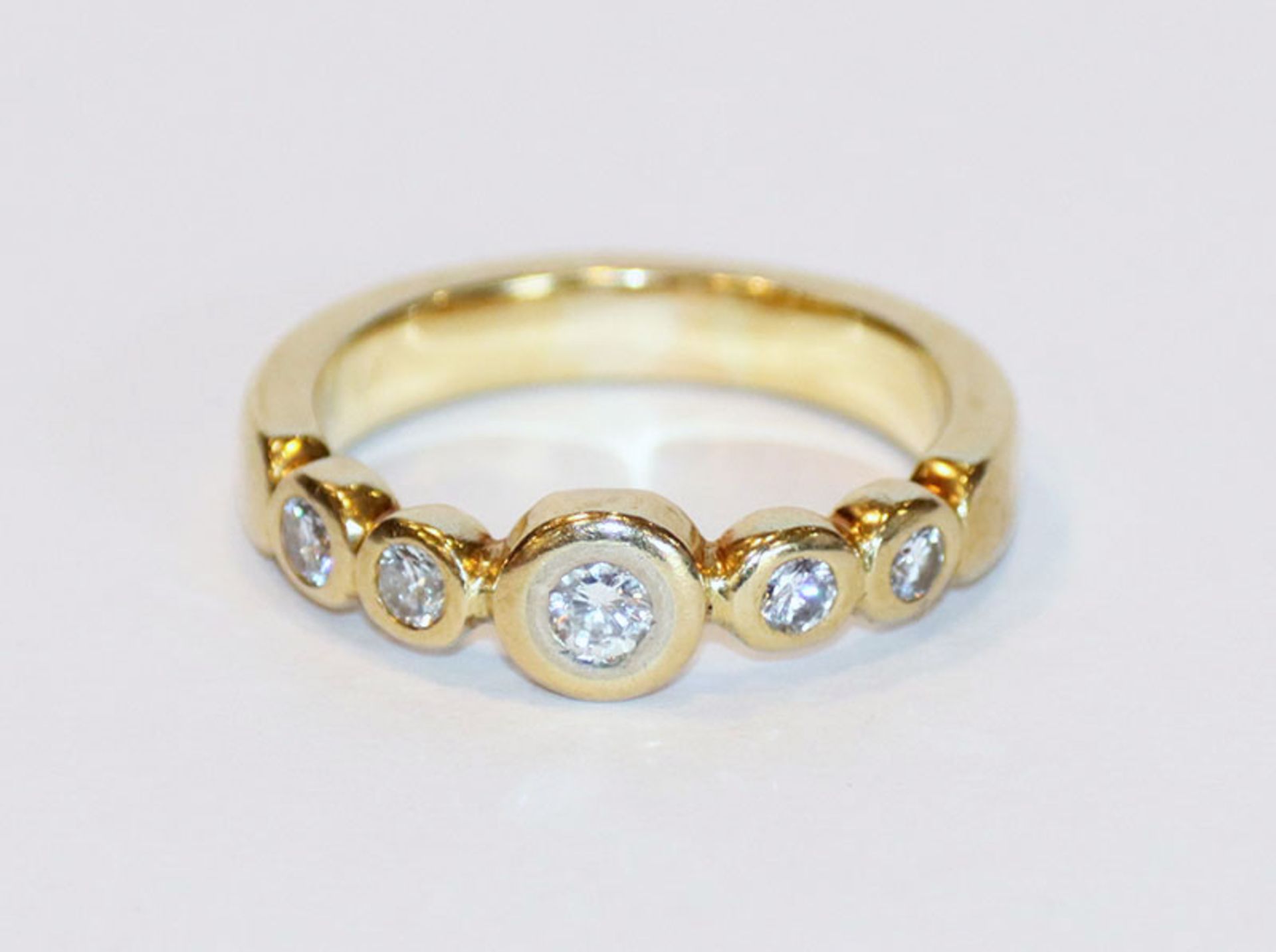 18 k Gelbgold Ring mit 5 Diamanten, zus. ca. 0,50 ct., 7,1 gr., Gr. 56