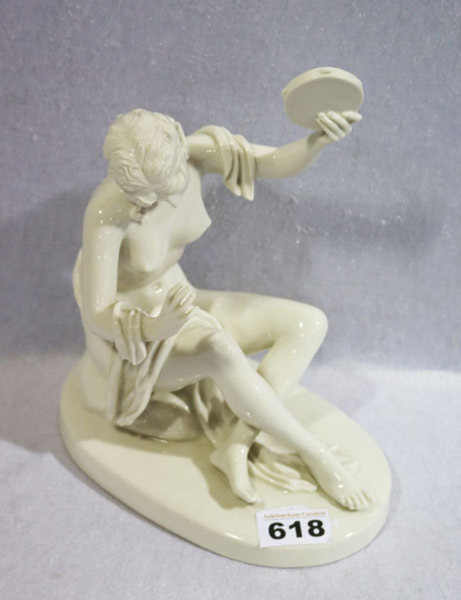 Nymphenburg Porzellanfigur 'Sitzender Frauenakt mit Tuch', weiß glasiert, Modell Nr. 586 C 5,