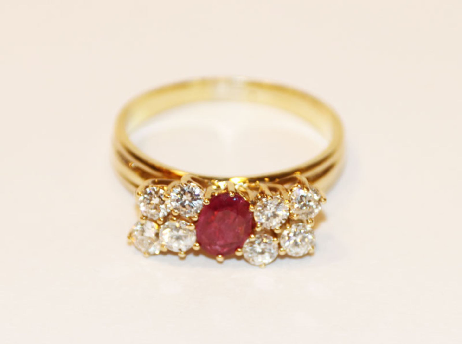 18 k Gelbgold geprüfter Ring mit Rubin und 8 Diamanten, zus. ca. 0,70 ct., Gr. 56, klassische