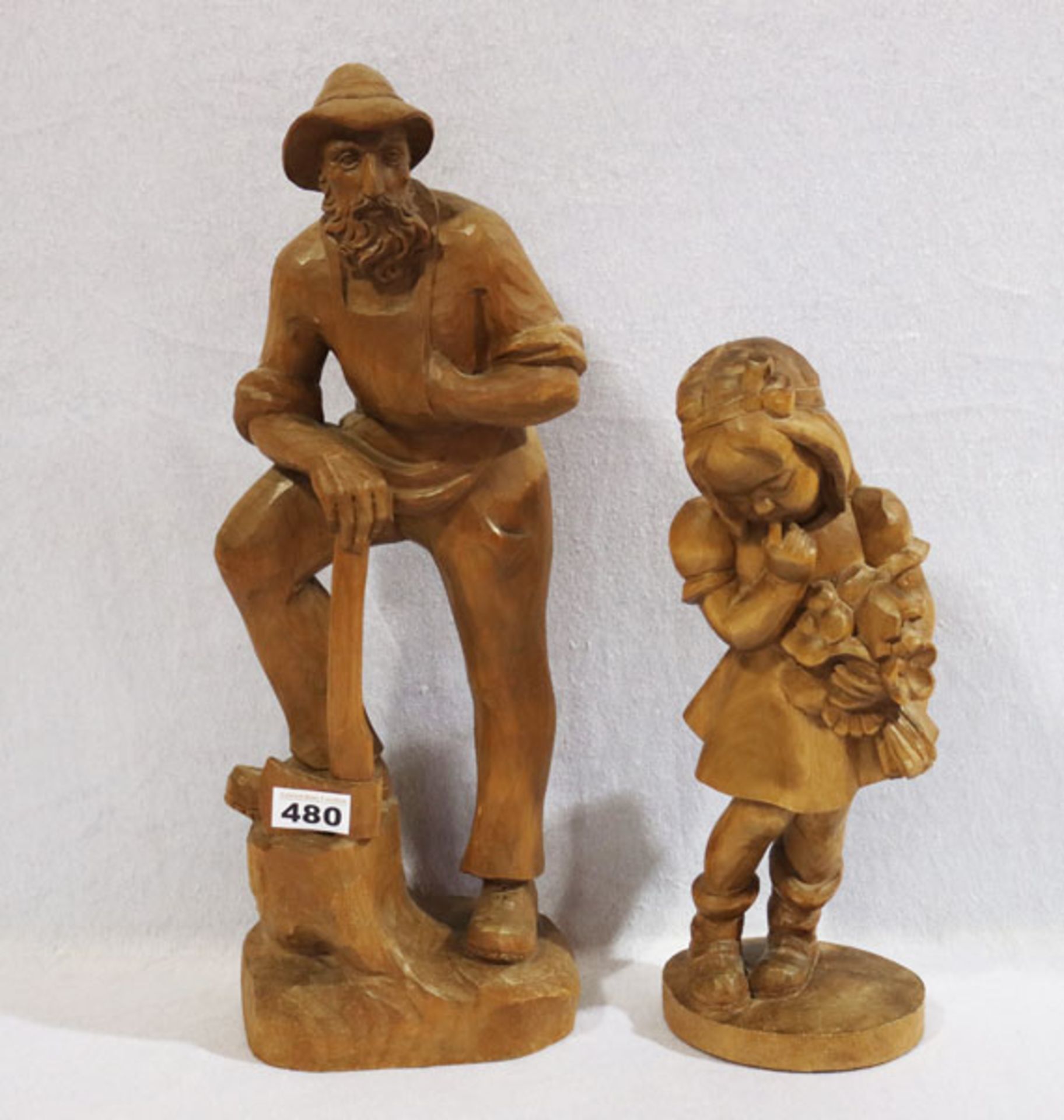 2 Holzfiguren 'Mädchen mit Blumen', H 36 cm, und 'Holzhacker', H 48 cm, beide dunkel gebeizt