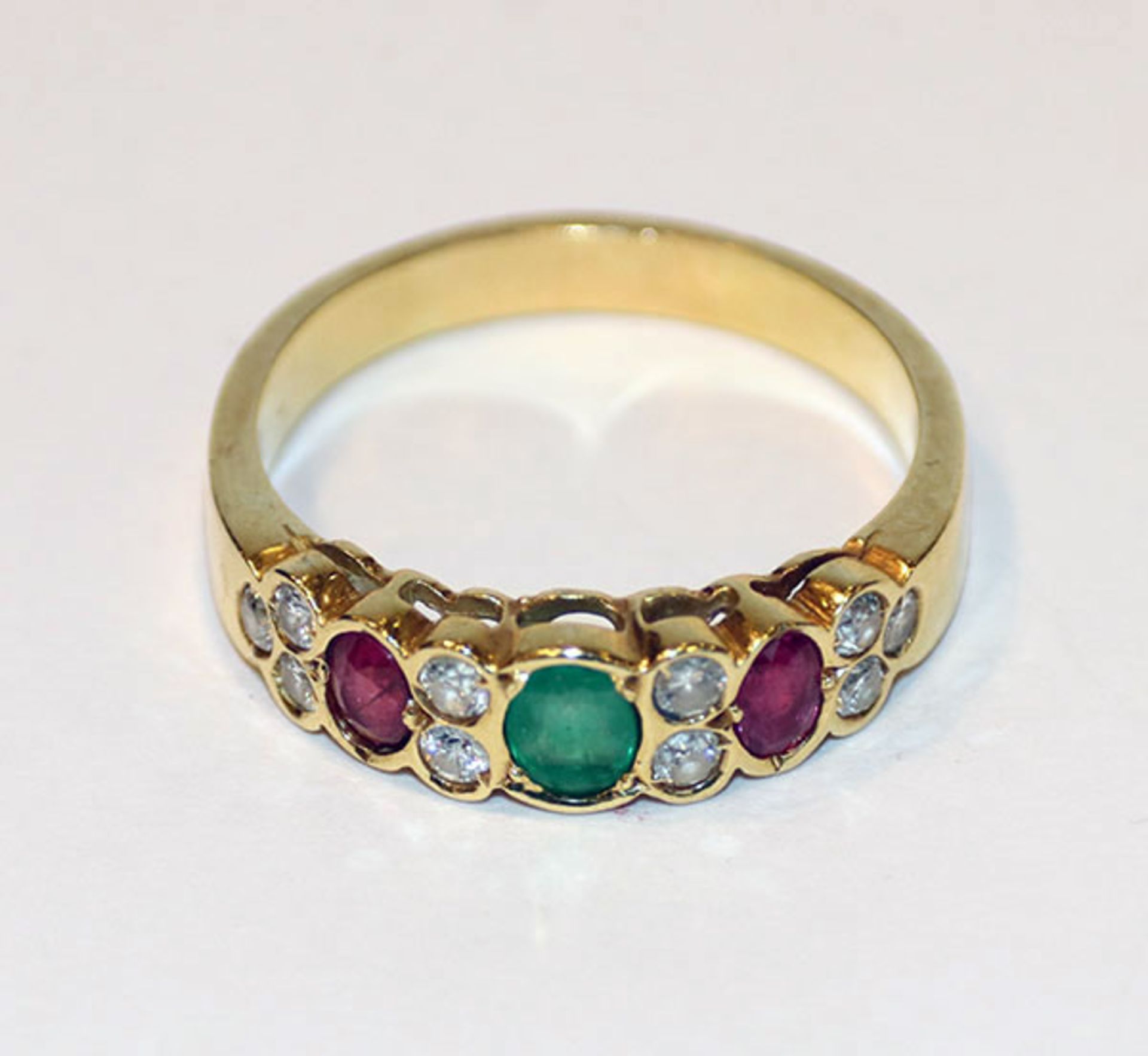 18 k Gelbgold Ring mit 10 Diamanten, 2 Rubinen und einem Smaragd, 6,3 gr., Gr. 63