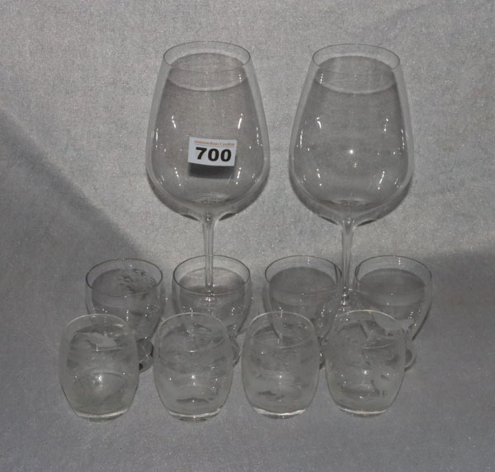 Trinkglas-Konvolut: 2 Riedel Weingläser, H 25 cm, 4 Becher, H 8 cm, und 4 Gläser, H 9 cm, mit