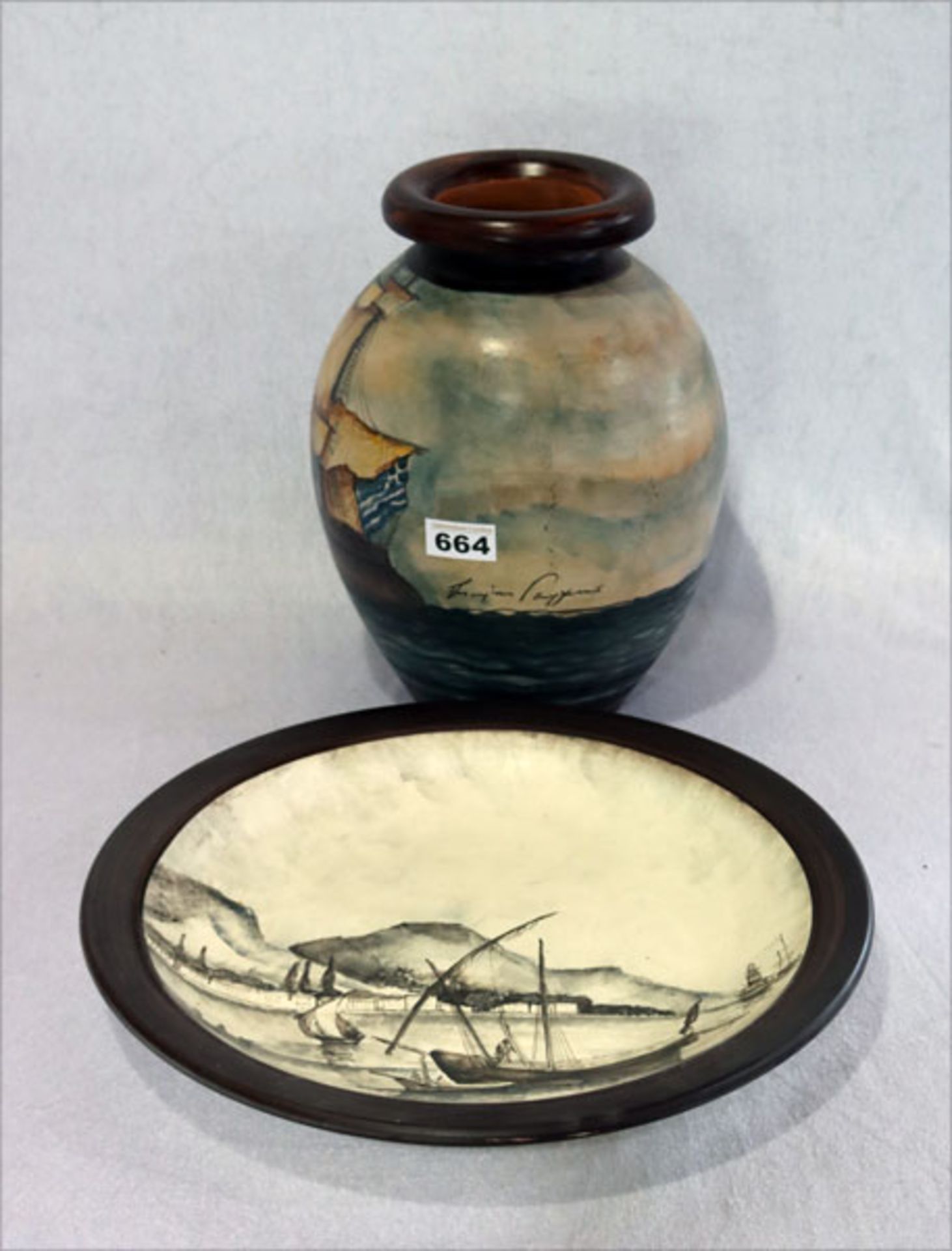 Keramik Wandteller 'Küsten-Szenerie mit Botten', D 37 cm, und Vase mit Segelschiff-Dekor, H 31 cm