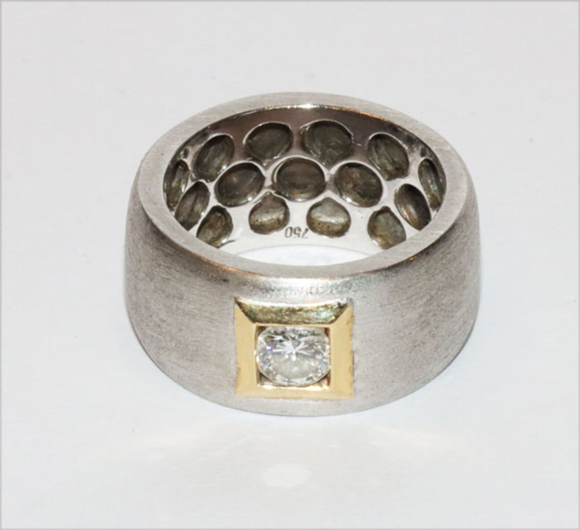 18 k Weißgold Ring, mattiert mit in Gelbgold gefaßten Diamanten, ca. 0,60 ct., Gr. 58