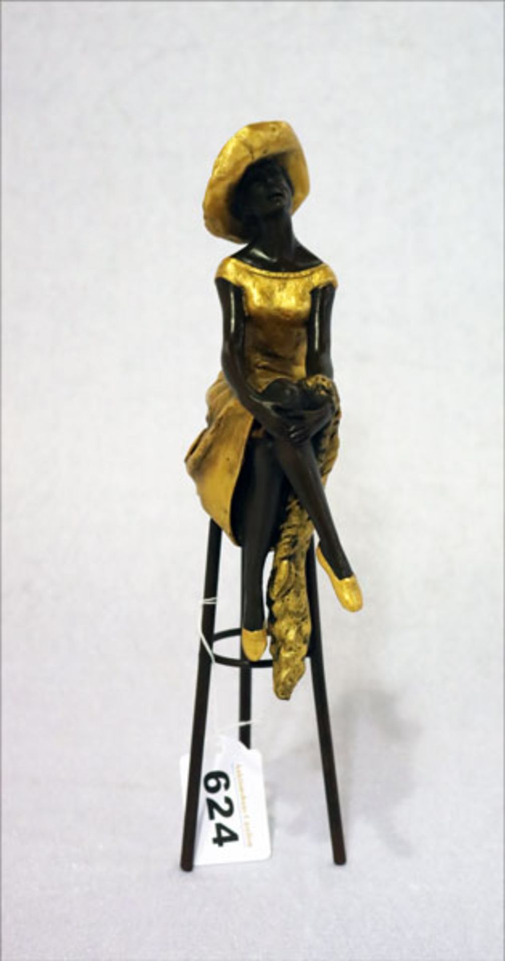 Metall Fiugur 'Frau auf Barhocker', teils Gold bemalt, H 28 cm