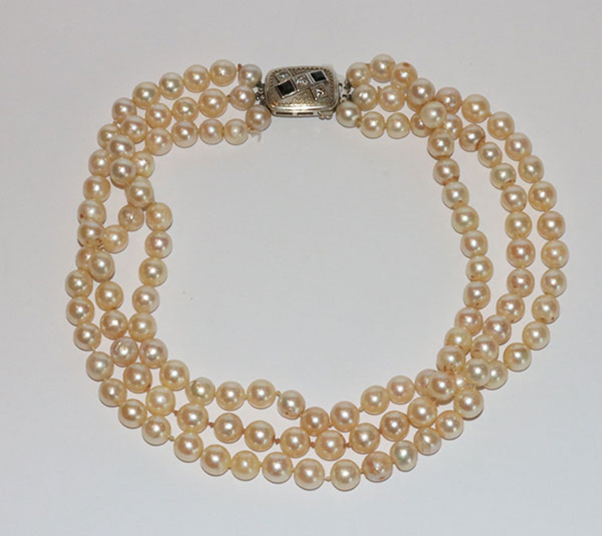 Perlencollier, 3-reihig mit 14 k Weißgold Schließe, besetzt mit 3 Diamanten und 2 Safiren in