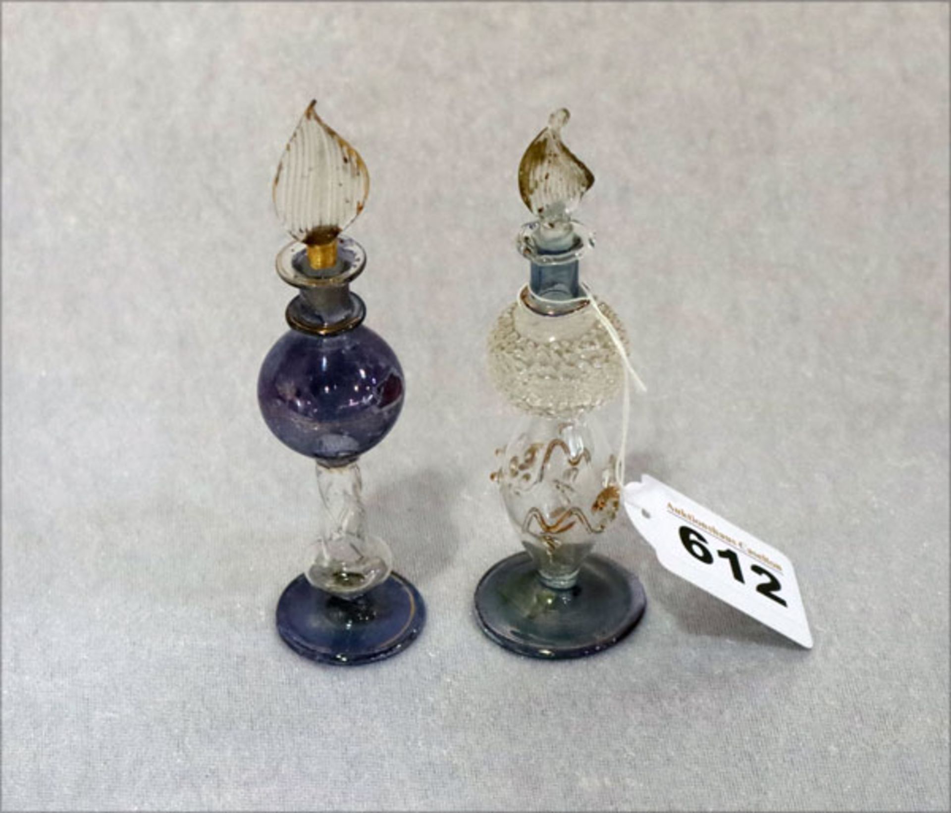 2 filigrane Glas-Flakons, H 12,5/13,5 cm, teils bestossen und berieben
